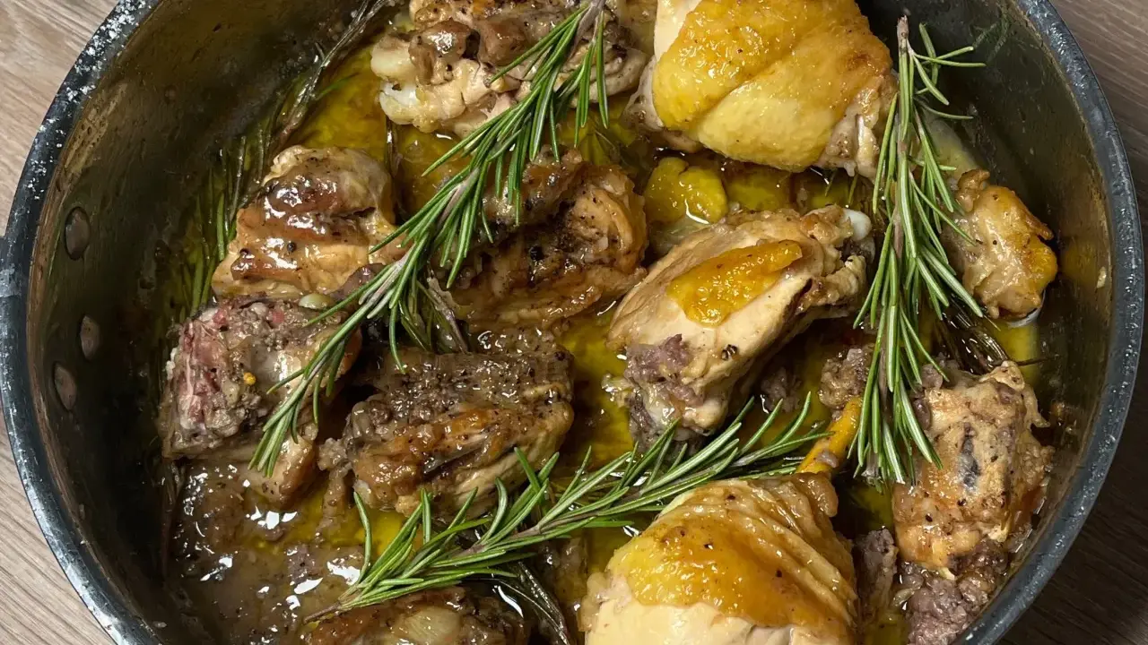 Succulento pollo alla cacciatora in bianco, cotto lentamente in padella con erbe aromatiche e un sughetto dorato.