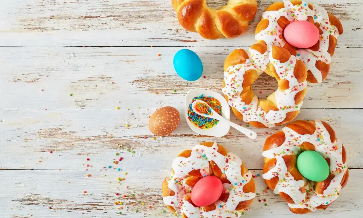Scarcelle fatte in casa da Benedetta, decorate con glassa, zuccherini e uova colorate, pronte per la Pasqua.