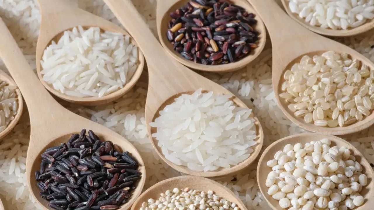 Cucchiaiate di riso per risotti: bianco, nero e integrale. Una selezione di chicchi pronti per creare piatti cremosi e gustosi.