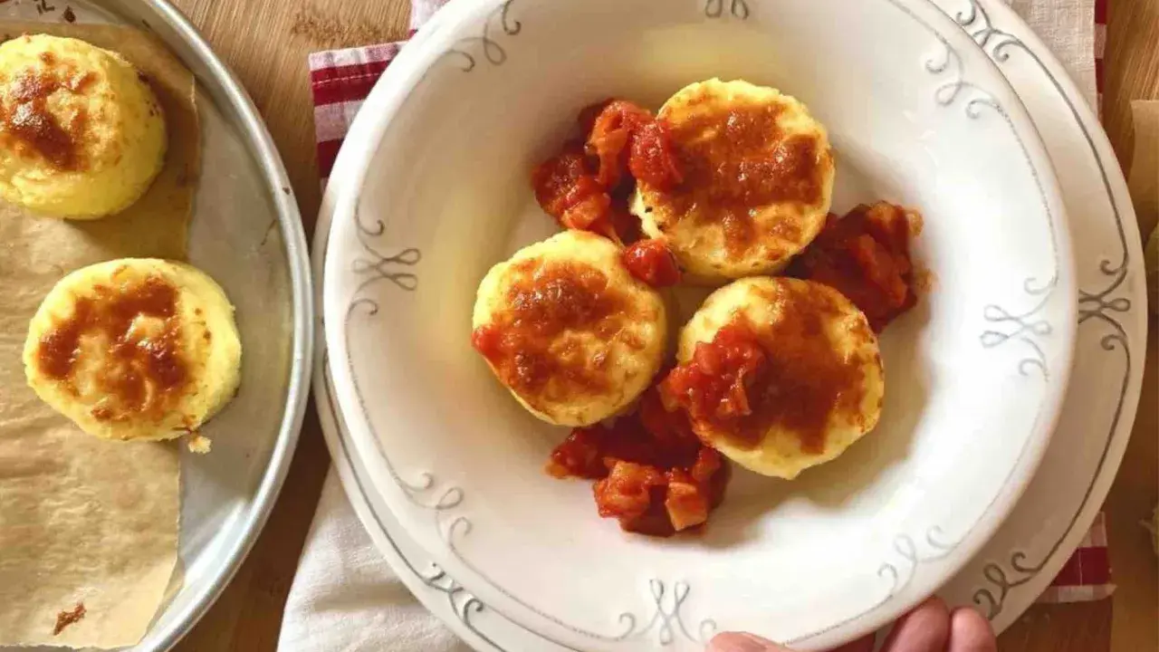 Gnocchi alla romana dorati e gustosi, serviti con un sugo di pomodoro saporito.