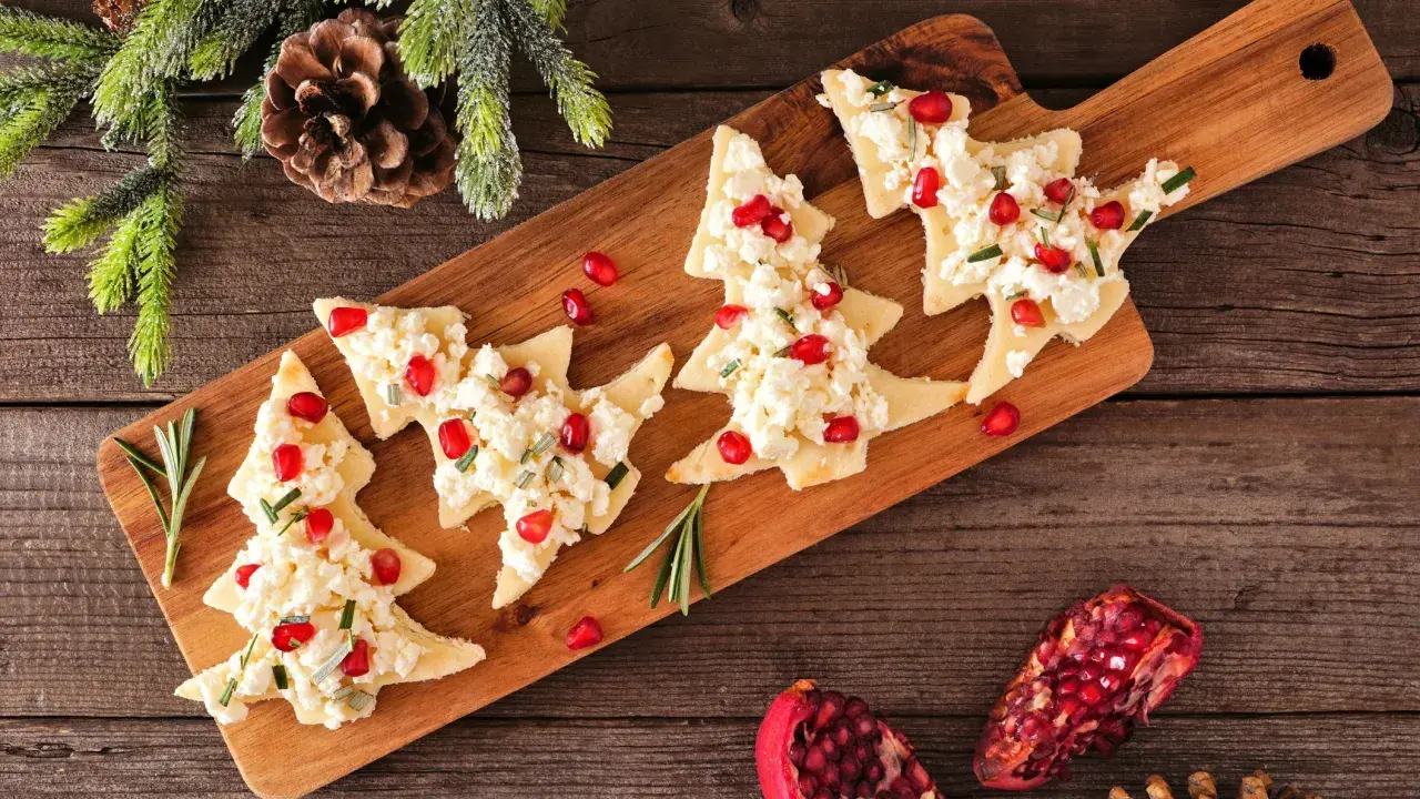 Alberi di Natale con formaggio e melograno, perfetti antipasti di Natale.