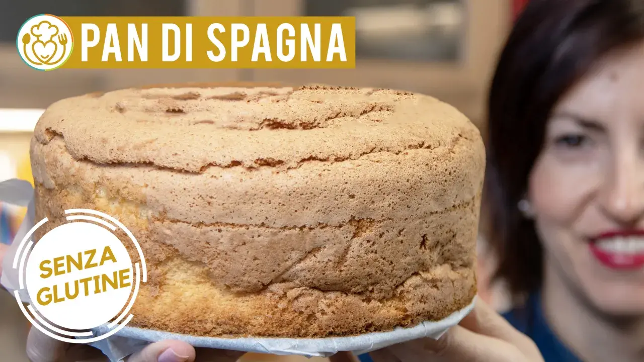 Un soffice pan di spagna senza glutine, pronto per essere farcito. La donna sorride sullo sfondo.