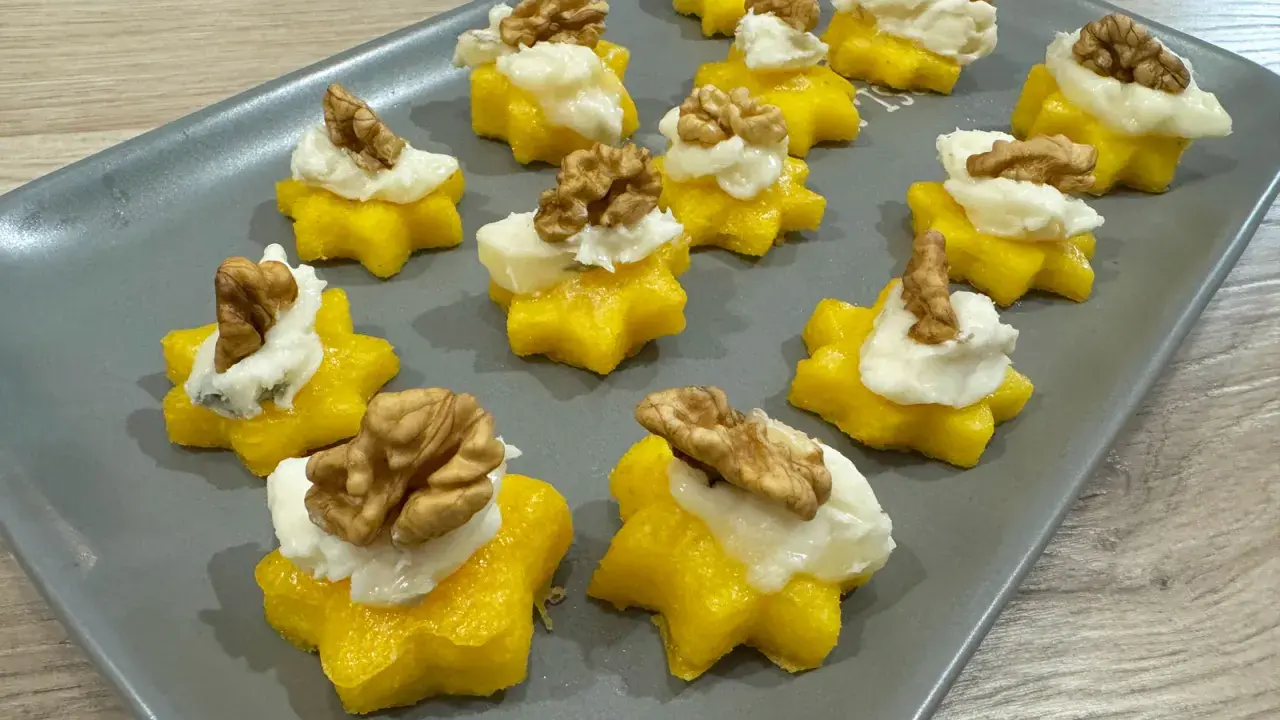 Stelline di polenta con formaggio e noci: antipasti sfiziosi per stupire.