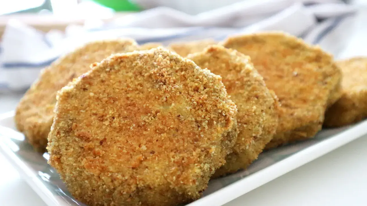 Fette dorate di melanzane impanate al forno, croccanti e pronte da gustare.