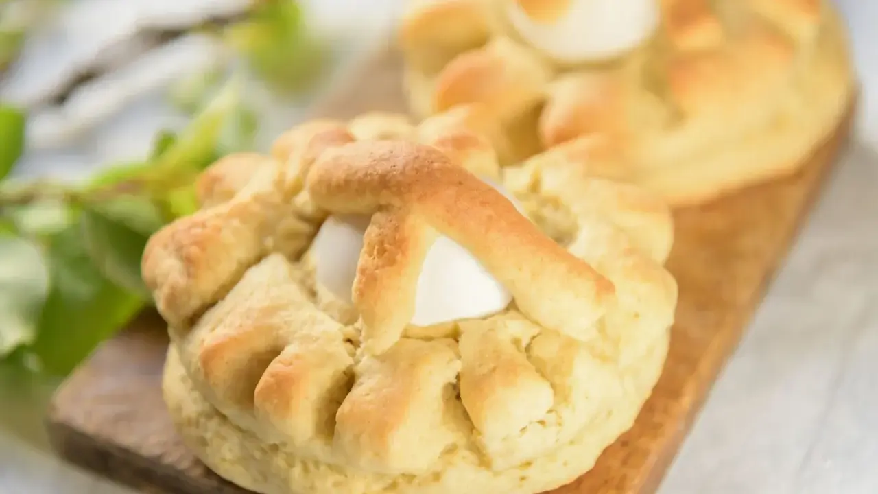 Dolci pasquali pugliesi con uova, un'antica tradizione che profuma di festa e famiglia.