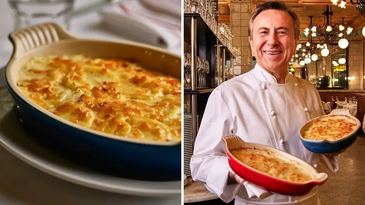 Chef sorridente con due sformati di patate dorati, uno in una teglia rossa e uno in una blu, pronti per essere gustati.