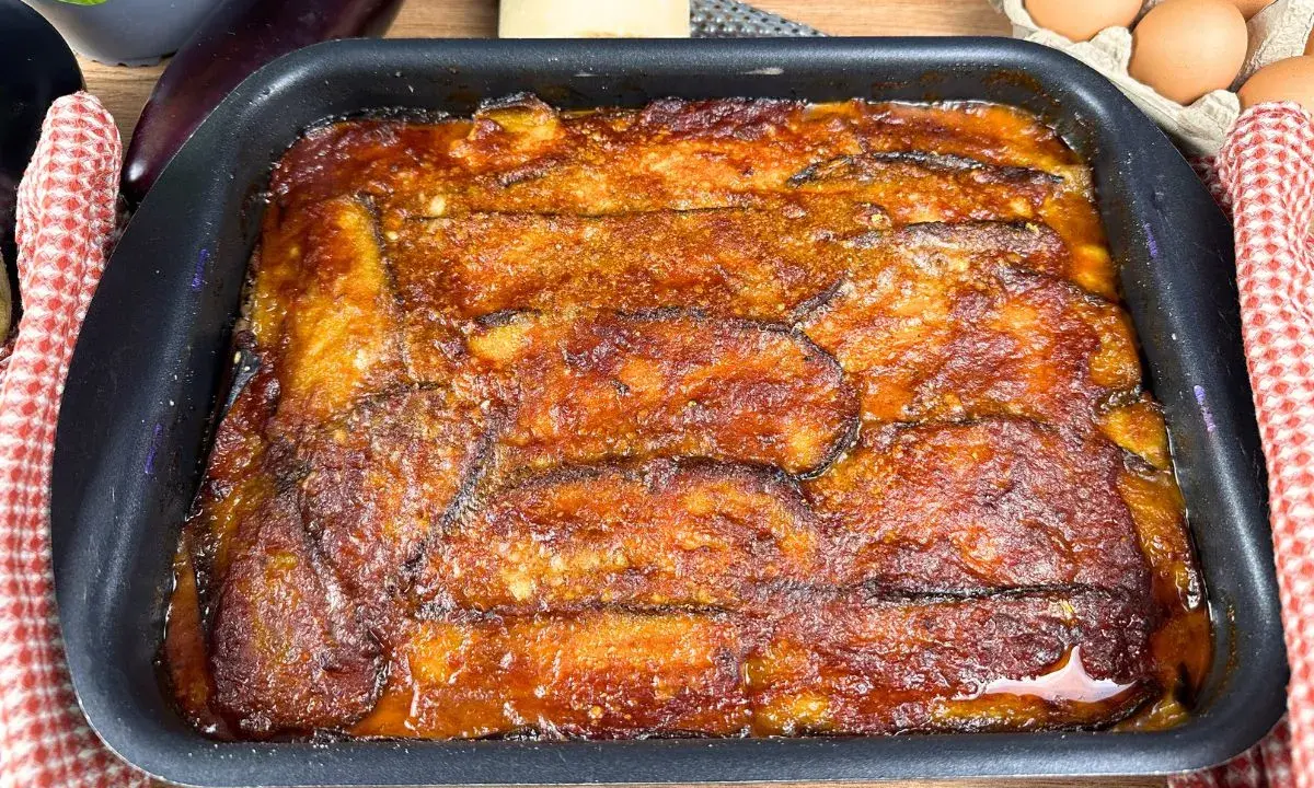 Parmigiana di melanzane appena sfornata, dorata e succulenta, pronta per essere gustata.