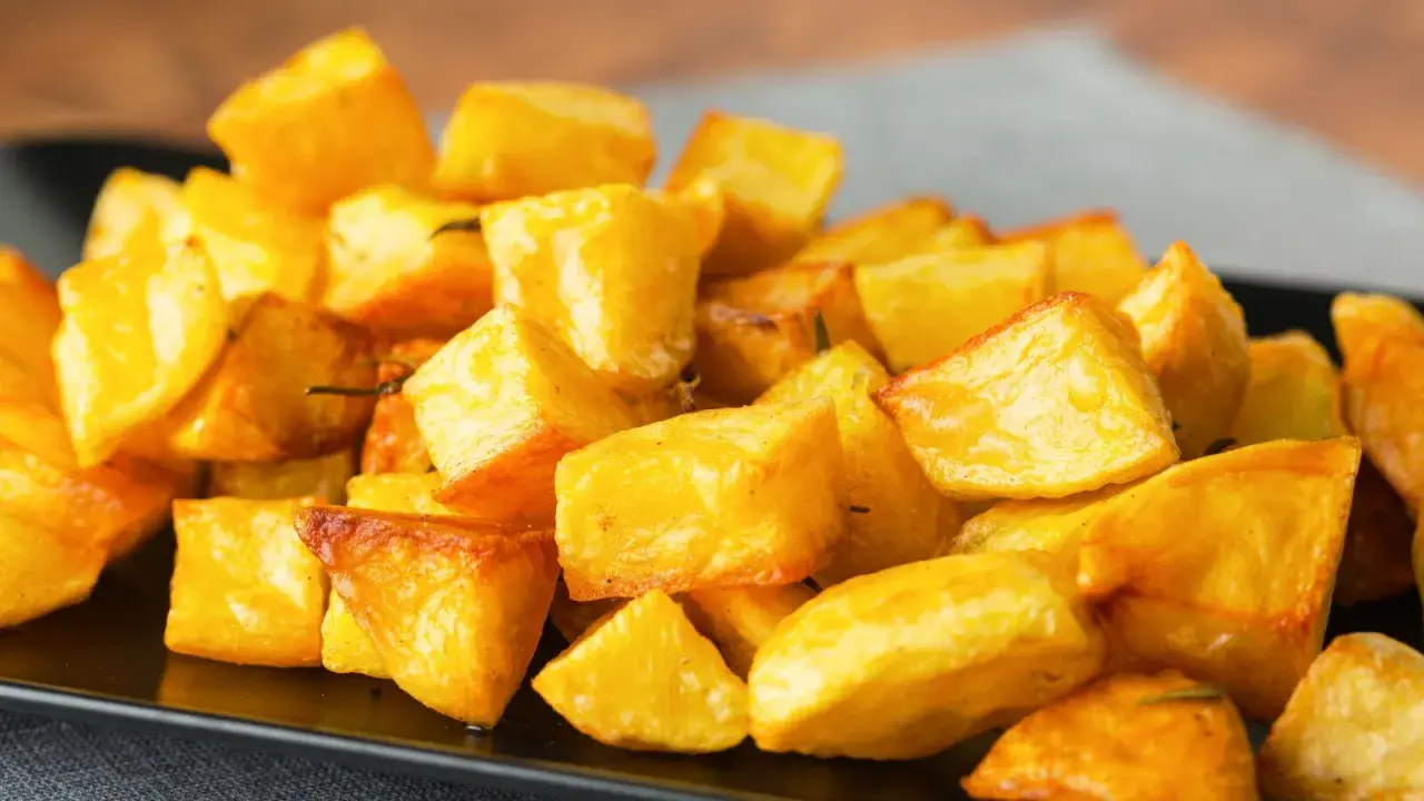 Un mucchio invitante di patate al forno croccanti, dorate e perfette per ogni pasto.