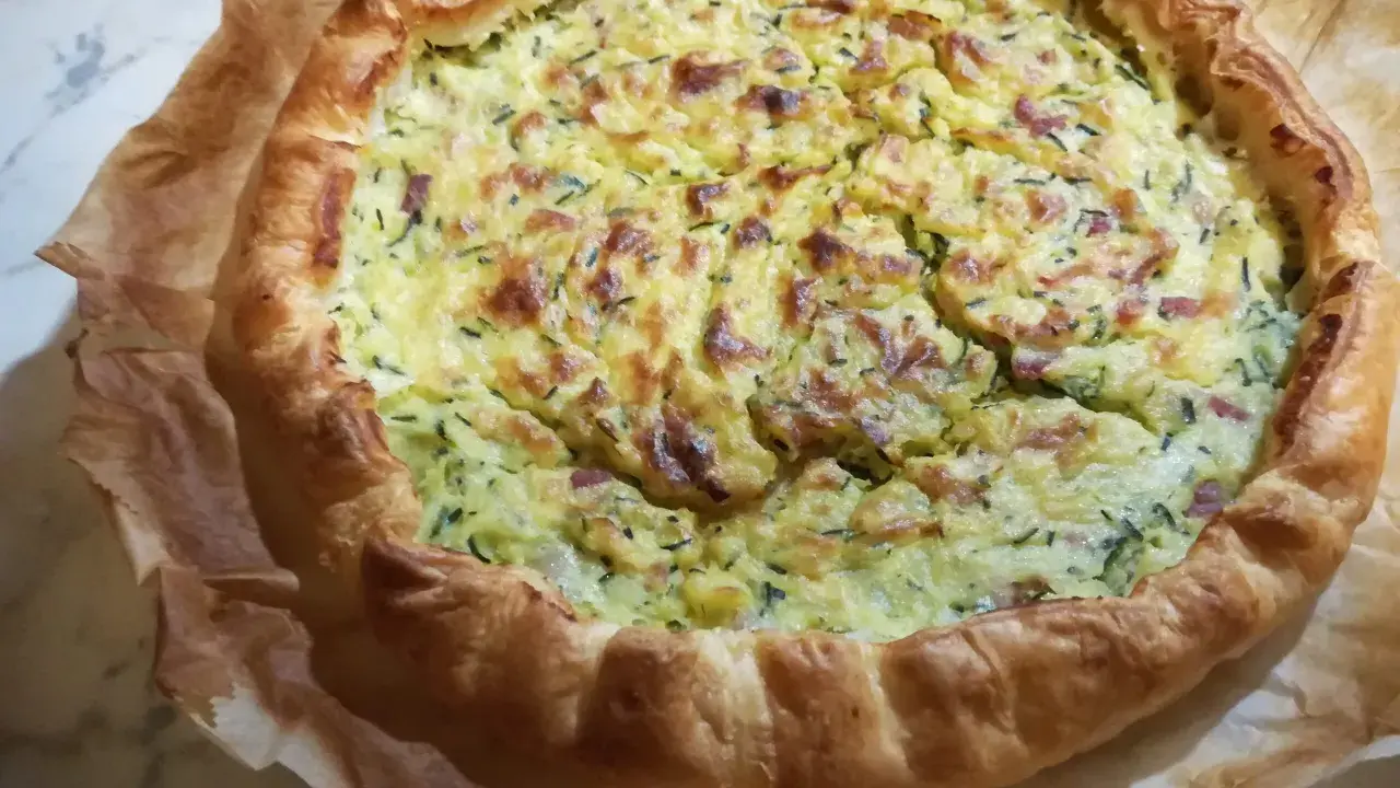 Torta salata zucchine e patate dorata e invitante, con crosta friabile e ripieno gustoso. Perfetta per un pranzo o una cena leggera.