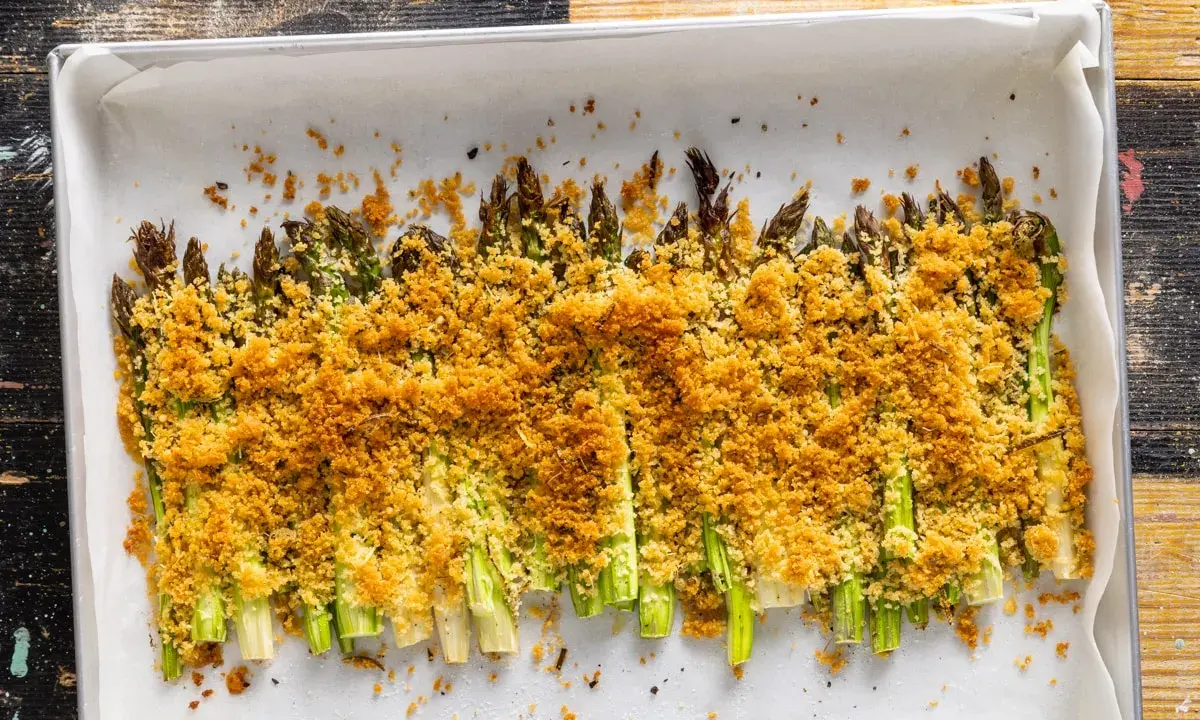 Asparagi al forno gratinati, croccanti e dorati, pronti per essere gustati.