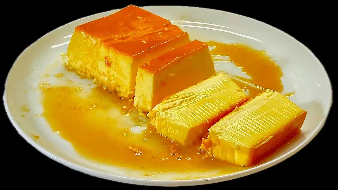 Fette di latte alla portoghese su un piatto bianco, con sciroppo d'oro che cola.