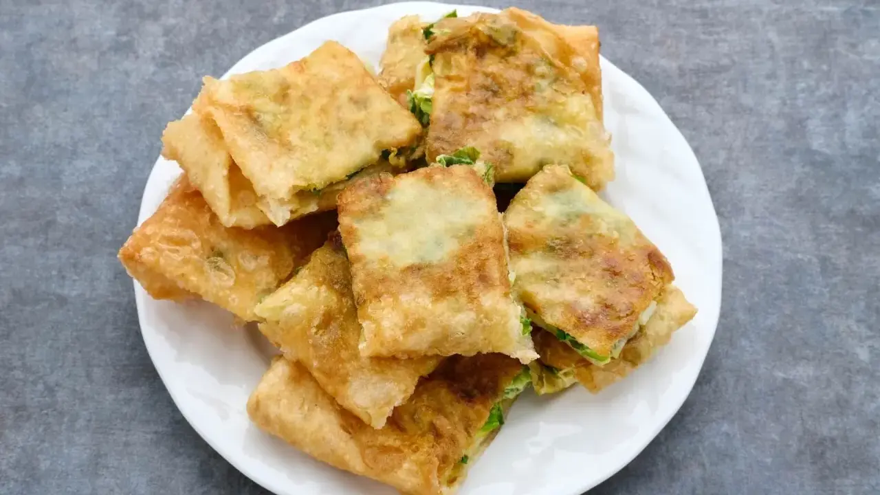 Pezzi dorati di pasta sfoglia ripiena, un'idea sfiziosa su cosa mettere dentro per un aperitivo o uno spuntino.
