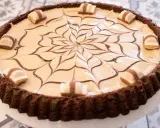 Torta Kinder Bueno con decorazione a ragnatela di cioccolato e pezzi di wafer.