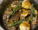 Succulento pollo alla cacciatora in bianco, cotto lentamente in padella con erbe aromatiche e un sughetto dorato.