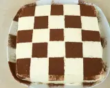 Tiramisù con decorazione a scacchiera, un'idea golosa per la ricetta Benedetta.