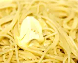 Un piatto di pasta in bianco fumante, con una generosa porzione di burro che si scioglie lentamente.