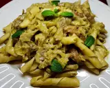 Un piatto invitante di pasta con carciofi, condita con erbe fresche, pronta per essere gustata.