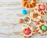 Scarcelle fatte in casa da Benedetta, decorate con glassa, zuccherini e uova colorate, pronte per la Pasqua.