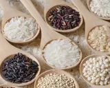 Cucchiaiate di riso per risotti: bianco, nero e integrale. Una selezione di chicchi pronti per creare piatti cremosi e gustosi.