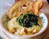 Piatto di fave e cicoria con crostini di pane abbrustolito.