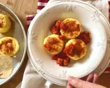 Gnocchi alla romana dorati e gustosi, serviti con un sugo di pomodoro saporito.