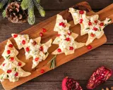 Alberi di Natale con formaggio e melograno, perfetti antipasti di Natale.