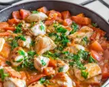 Succulento pollo alla pizzaiola in padella, con pomodoro fresco e prezzemolo. Un piatto saporito e invitante.