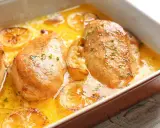 Scaloppine di pollo al limone dorate e succulente, immerse in una salsa cremosa con fette di limone caramellate.