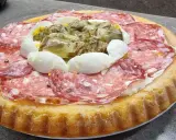 Crostata morbida salata con salame, uova sode e carciofini sott'olio, un'idea gustosa per un aperitivo o un antipasto.