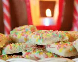 Biscotti colorati con codette, perfetti dolci da fare in casa per un momento di gioia.