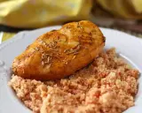 Petto di pollo in friggitrice ad aria, dorato e aromatico, servito su un letto di couscous.