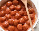 Polpette al sugo, la ricetta della nonna che profuma di casa. Morbide e saporite, pronte per essere gustate.
