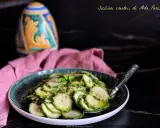 Fette di zucchine marinate crude, condite con erbe aromatiche e olio. Un contorno fresco e leggero, perfetto per l'estate.