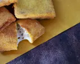 Mozzarella in carrozza dorata e croccante, con il formaggio filante che fuoriesce da uno spicchio.