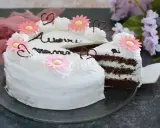 Torta decorata con fiori rosa e scritte in cioccolato, perfetta per la torta festa della mamma. Un dolce per celebrare con amore.