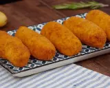 Cinque crocchette di patate dorate e croccanti su un piatto decorato, pronte per essere gustate.