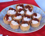 Antipasti veloci ed economici senza cottura: cestini croccanti ripieni di crema e pomodori secchi.