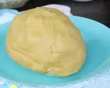 Impasto giallo, pronto per essere steso. È la pasta frolla per pastiera, un classico sal de riso.