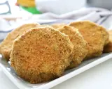 Fette dorate di melanzane impanate al forno, croccanti e pronte da gustare.
