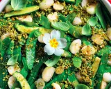 Un colorato contorno di verdure miste, con piselli, zucchine e cipolline, condito con pangrattato croccante. Un pranzo della domenica fatto in casa da Benedetta, con un fiore decorativo.