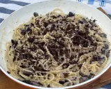 Spaghetti cremosi con olive nere e una spolverata di cacao amaro, un'originale pasta alla cenere.