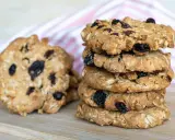 Una pila di biscotti integrali con uvetta e mandorle, perfetti biscotti senza zucchero per una pausa sana.