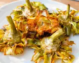 Carciofi fritti croccanti su un piatto bianco, un modo delizioso per imparare come cucinare i carciofi.