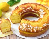 Torta al limone morbidissima e profumatissima benedetta, con ripieno cremoso e decorata con perle di zucchero.