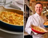 Chef sorridente con due sformati di patate dorati, uno in una teglia rossa e uno in una blu, pronti per essere gustati.