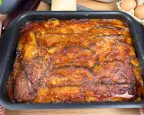Parmigiana di melanzane appena sfornata, dorata e succulenta, pronta per essere gustata.