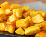 Un mucchio invitante di patate al forno croccanti, dorate e perfette per ogni pasto.