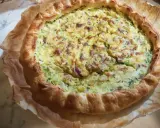 Torta salata zucchine e patate dorata e invitante, con crosta friabile e ripieno gustoso. Perfetta per un pranzo o una cena leggera.
