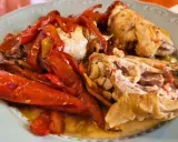 Pollo alla romana succulento con peperoni rossi arrostiti, un piatto saporito e invitante.