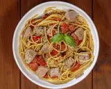 Spaghetti al tonno, un classico profumato, come la spaghetti al tonno ricetta della nonna, con pomodorini e basilico fresco.